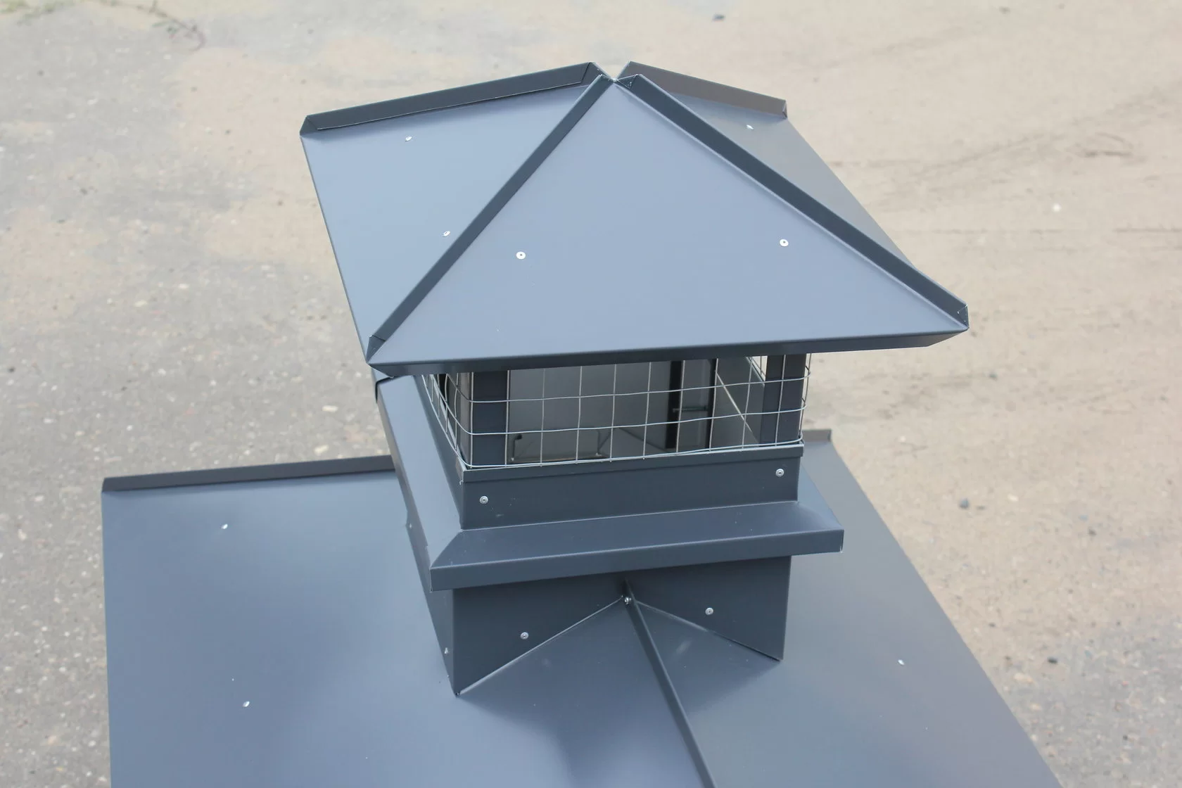 Дымник на трубу с сеткой оцинкованный с полимерным покрытием до 1600мм RAL 3011