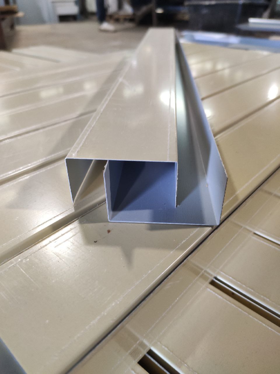 Прямоугольная ламель оцинкованная 0.7мм RAL 1014