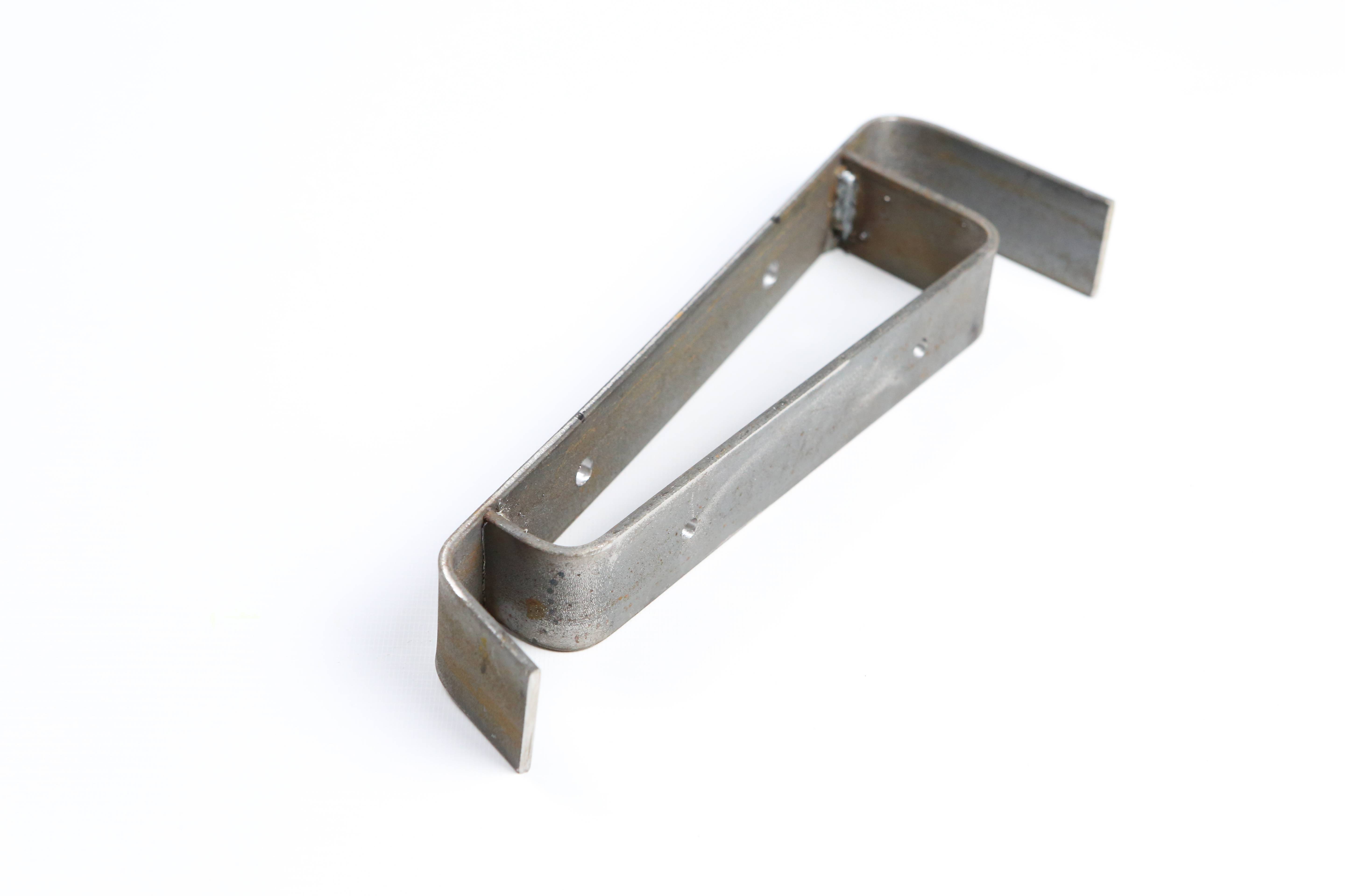 Костыль гнутый для парапета с основанием неокрашенный 40х4мм размер 200x300мм