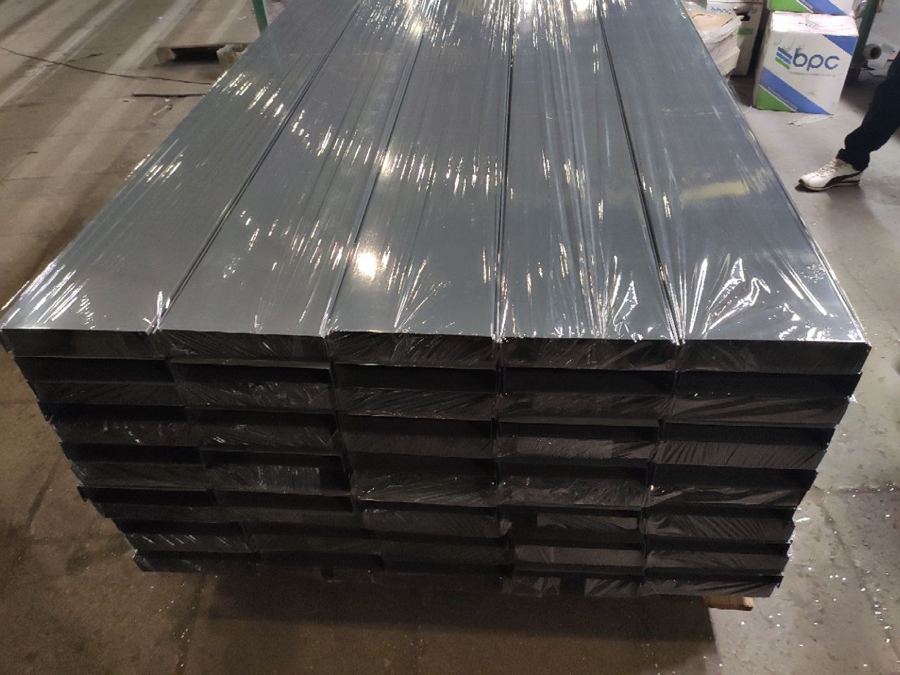 Прямоугольная ламель оцинкованная 0.7мм RAL 7016