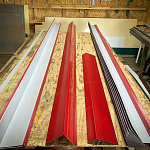 Планка примыкания для мягкой кровли 0,45 мм (RAL 9006) оцинкованная, с порошковым покрытием