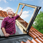 Окно-выход на крышу для отапл. помещений дерево, лак ручка слева или справа Fakro FWP U3 Распашное универс. (требуется обычный оклад) Profi 55*98см