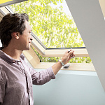 Окно мансардное дерево, лак ручка сверху Velux GLL CK04 1061 Дизайн WoodLine 55*98см