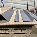 Торцевая планка (RAL 3005) оцинкованная, с порошковым покрытием 0,45 мм (ширина менее 625 мм)