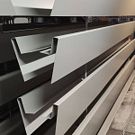 Околооконная планка сложная (j-фаска) для фасада оцинкованная с порошковым покрытием 0,45мм ширина более 625 мм RAL 6002