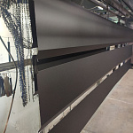 Околооконная планка сложная (j-фаска) для фасада оцинкованная с порошковым покрытием 0,45мм ширина более 625 мм RAL 7005