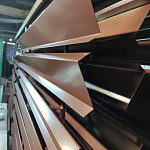 Планка приемная оконная для фасада оцинкованная с порошковым покрытием 0,45мм ширина более 625 мм RAL 8017