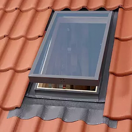 Окно-выход на крышу для неотапл. помещений дерево, лак ручка снизу Velux VLT 029 1000 45*73см