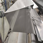 Заборный парапет с капельником угловой оцинкованный с порошковым покрытием 0,45мм RAL 8004