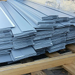 Планка примыкания боковая 0,45 мм (RAL 3005) оцинкованная, с порошковым покрытием