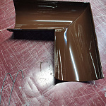 Угол 90 градусов водосточного желоба оцинкованный порошок ф150мм RAL 8017