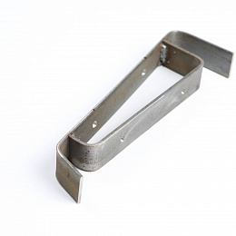 Костыль гнутый для парапета с основанием неокрашенный 40х4мм размер 100х500мм