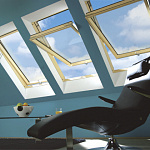 Окно мансардное дерево, лак ручка снизу Fakro FTP-V U3 WiFi Lux 114*118см