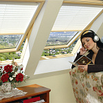 Окно мансардное дерево, лак ручка снизу Fakro FTP-V U4 ThermoPro Profi 114*140см