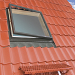 Окно-выход на крышу для неотапл. помещений дерево, лак ручка слева или справа Fakro WLI с унив.окл. и защит. от захлопыв. 54*83см