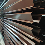 Планка угла внешнего простая  для фальцевой кровли оцинкованная с порошковым покрытием 0,45мм ширина менее 625 мм RAL 8017