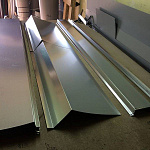 Планка ветровая 0,45 мм (RAL 3005) фронтонная, с полимерным покрытием