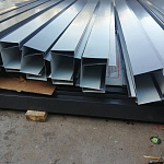 Планка П-образная для забора оцинкованная с порошковым покрытием 0,45мм ширина более 625 мм RAL 6005