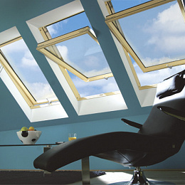 Окно мансардное дерево, лак ручка снизу Fakro FTP-V U3 ThermoPro Profi 78*160см