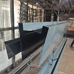 Околооконная планка сложная (j-фаска) для фасада оцинкованная с порошковым покрытием 0,45мм ширина более 625 мм RAL 3011