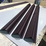 Торцевая планка (RAL 3005) оцинкованная, с порошковым покрытием 0,45 мм (ширина более 625 мм)